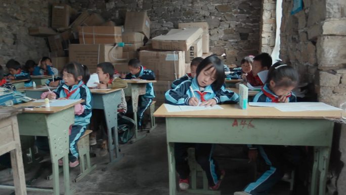 云南山区，学生在石头教室里写作业