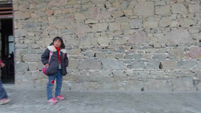 4k航拍，云南山区石头建的小学校