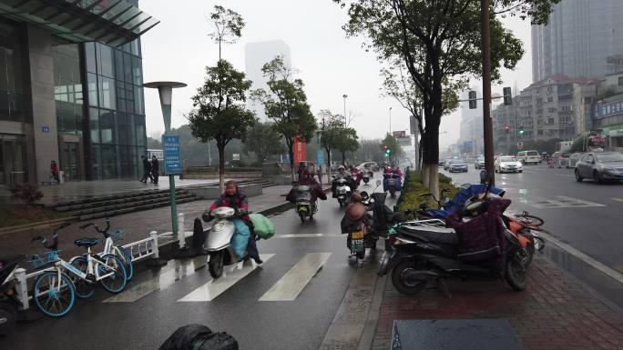 非机动车雨中行驶