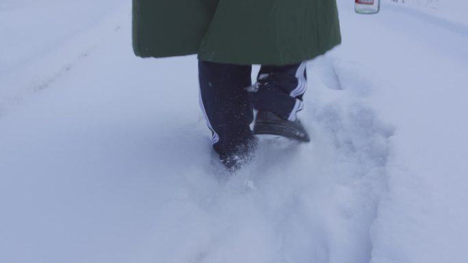 模拟拍摄冬季雪天打酒喝酒倒酒雪地脚步