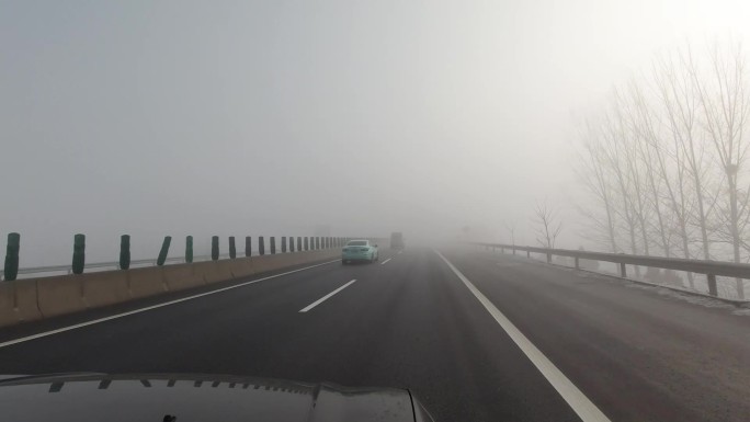 大雾雨雪天高速开车