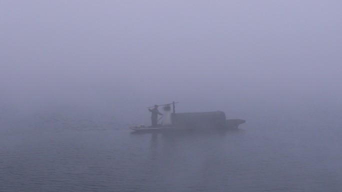 4K晨雾中河面的渔船03