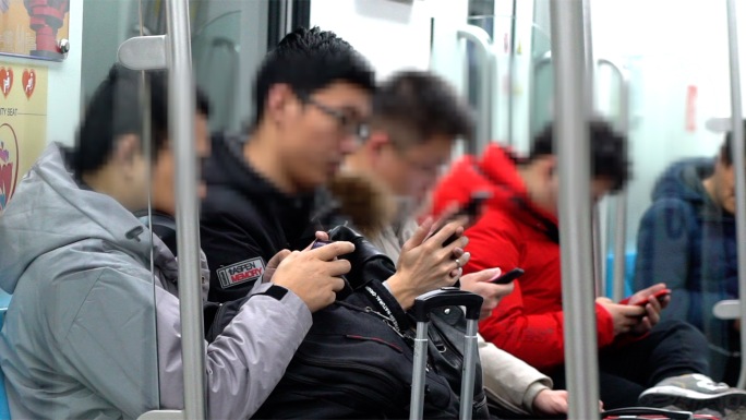 4K地铁里玩手机的低头族-手机党