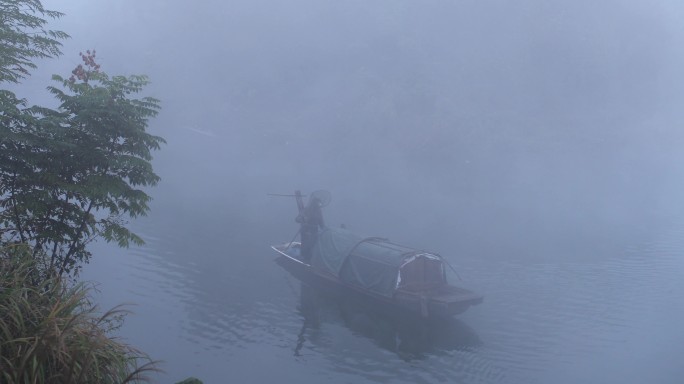 4K河面晨雾中渔船划过02