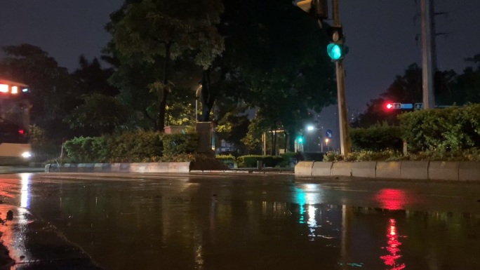 雨后公交经过积水