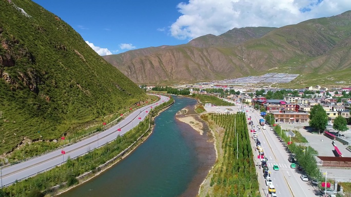 高原马路河流村庄航拍