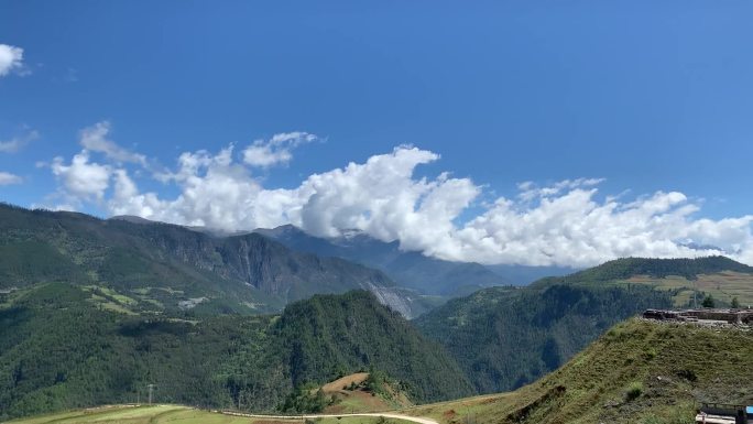 实拍盆地大山