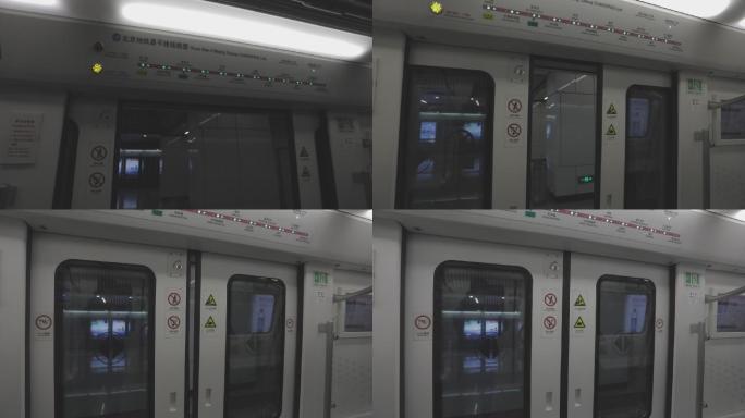 北京地铁关门状态