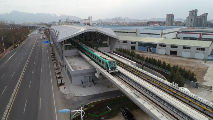 青岛地铁13号线地铁驶出站台