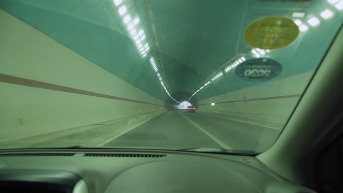 【原创】开车通过隧道