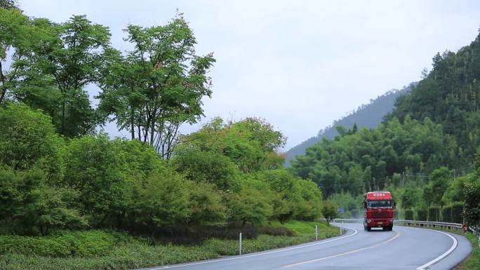 车乡村公路上奔跑的车