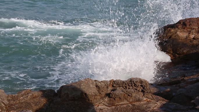 102礁石海浪浪花