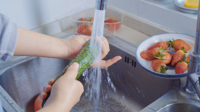 4K洗水果-生活用水-清洗水果-黄瓜草莓