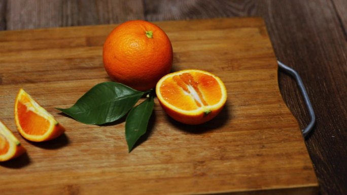 案板上的橙子