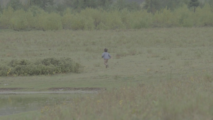 藏民小孩在草地上奔跑