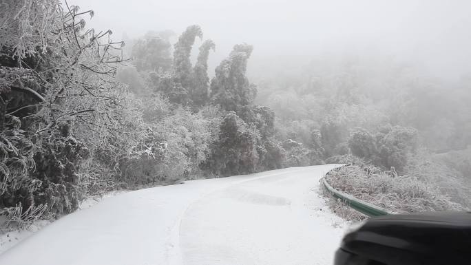 越野车在雪后山路上行驶一组