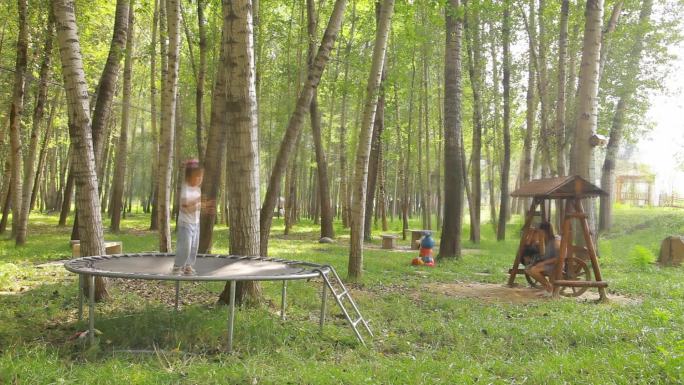 一家人森林自驾游玩