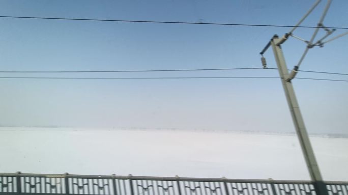 高铁窗外冬季东北雪景回家过年