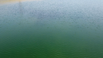 清澈湖面水波纹航拍_2720X1536_高清视频素材下载(编号:4309604)_实拍视频_光厂(VJ师网) www.vjshi.com