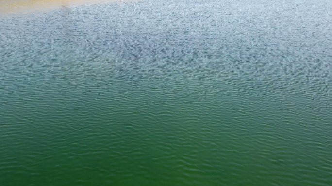 清澈湖面水波纹航拍