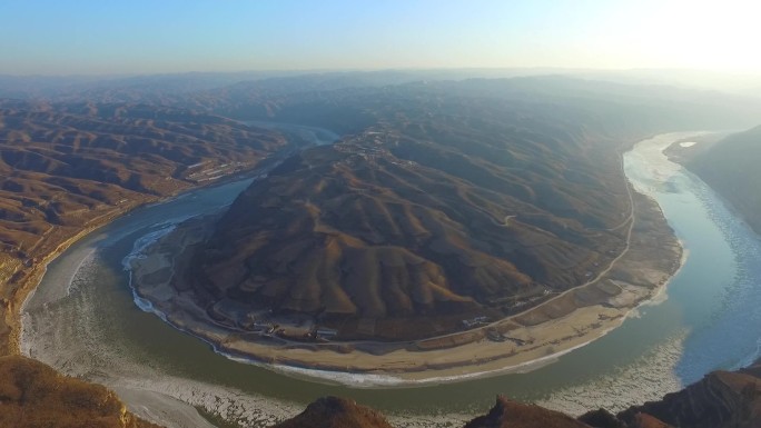 黄河流过的陕北地貌和村庄
