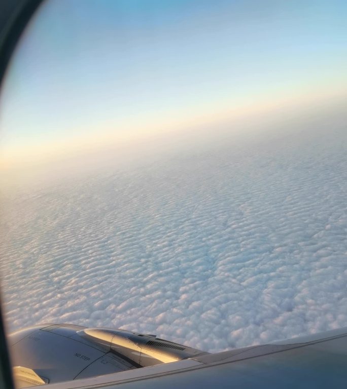 竖版飞机起落穿越云层