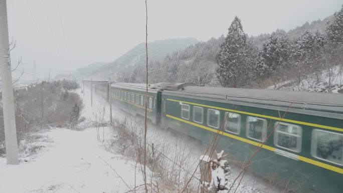 火车绿皮火车雪中火车老式火车轨道