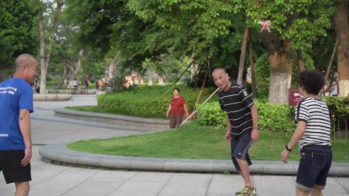 安平桥公园踢毽子打太极打羽毛球健身
