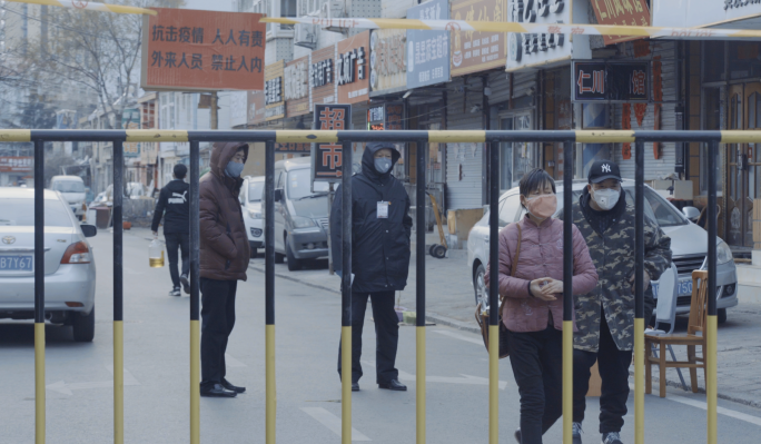 4K疫情下的城市人们生活-街头戴口罩行人