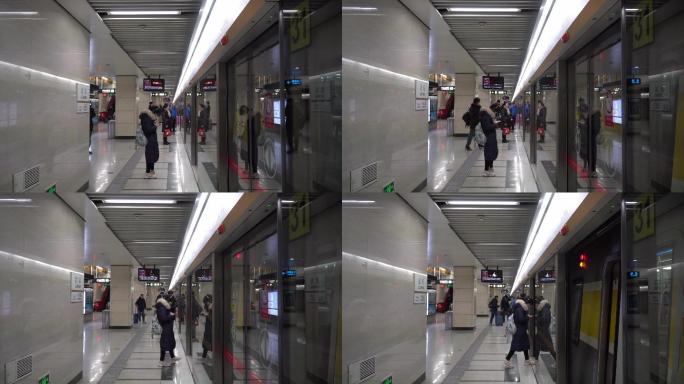 地铁进站旅客等地铁