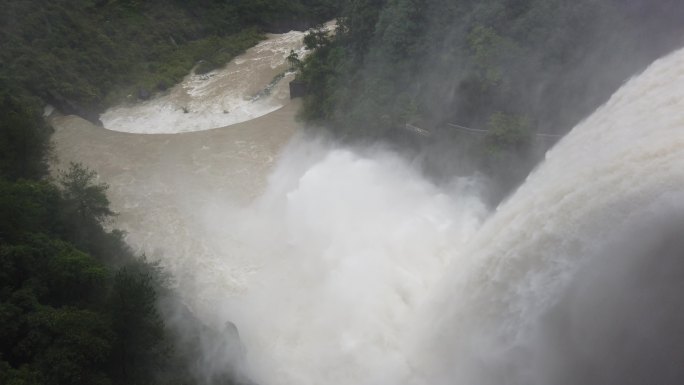 大坝开闸