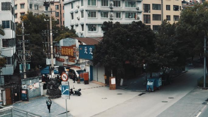 疫情期间的街道马路洒水车消毒小区封闭车流