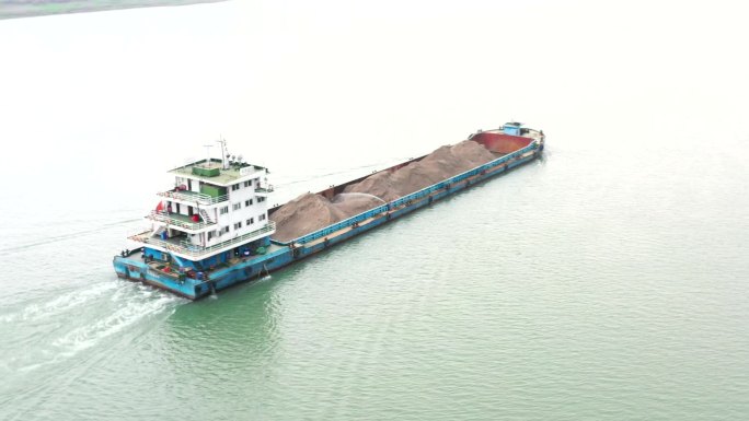 长江上的货运轮船