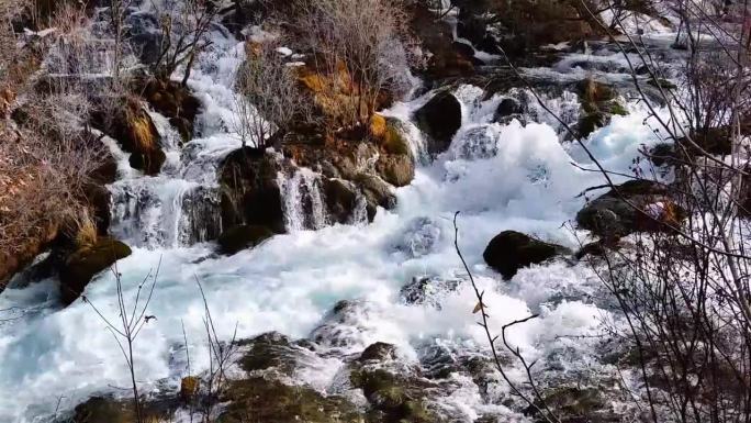 小瀑布水花溪流自然风光无缝循环视频素材