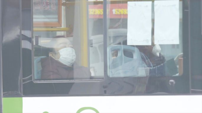 4K疫情-公交车上戴口罩的老人