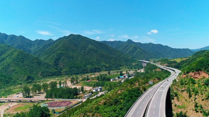 山间的高速公路航拍4K