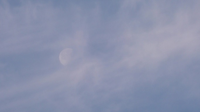 4K清晨的月亮和流云【延时】