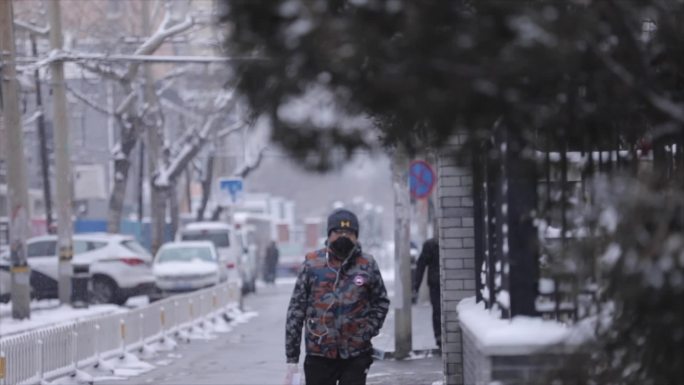 疫情期间，北京下雪街上行人皆戴口罩