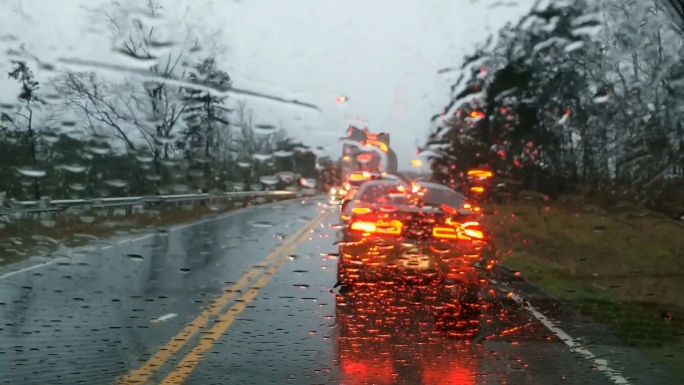 下雨的车挡风玻璃