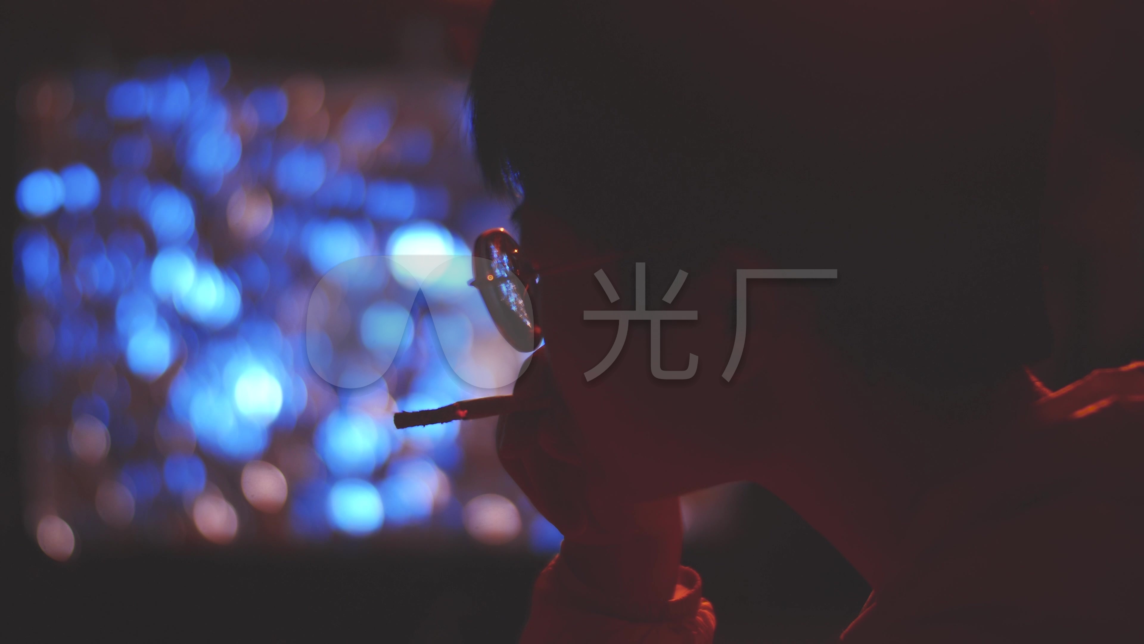 烟雾缭绕下吸烟性感欧美美女桌面壁纸图片 - 电脑壁纸 - 25手机壁纸库