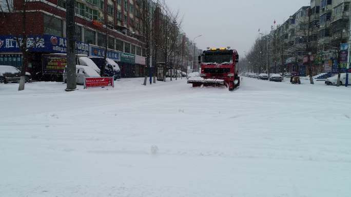 雪后铲雪车