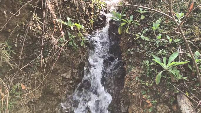 山间水流