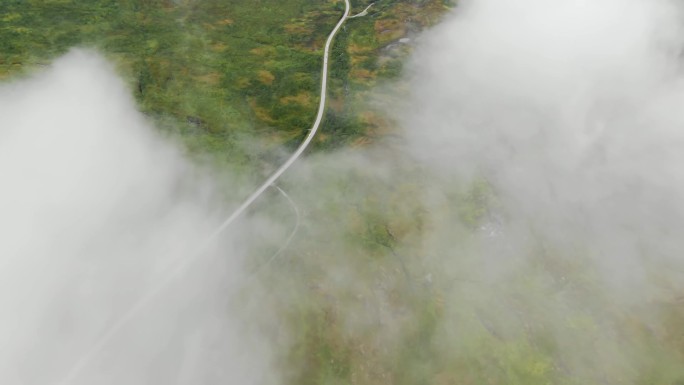 冲出大雾云层航拍俯冲公路高速路