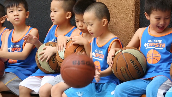 幼儿园小朋友打篮球运动