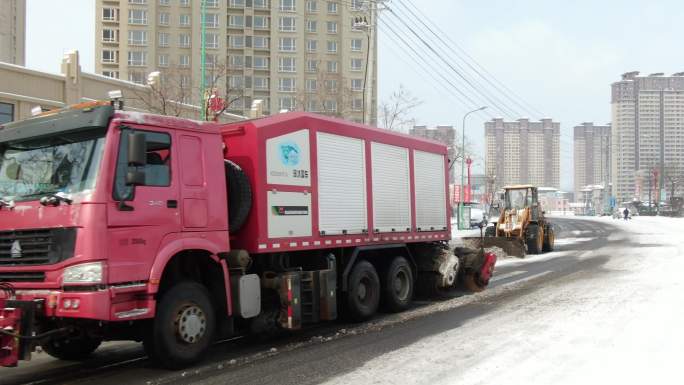 雪后铲雪车