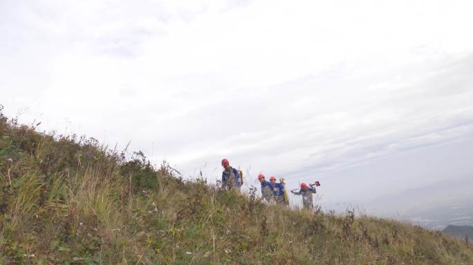 地矿勘测人行走在山脊上035