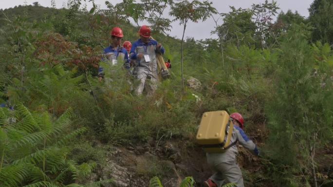 地质地矿勘探测绘队跨越山林