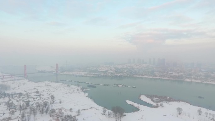 航拍雪景夕阳江面