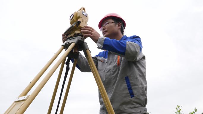 地矿人员测绘索道建设置控制点标记004