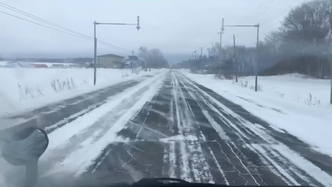 汽车在下雪的公路积雪道路行驶
